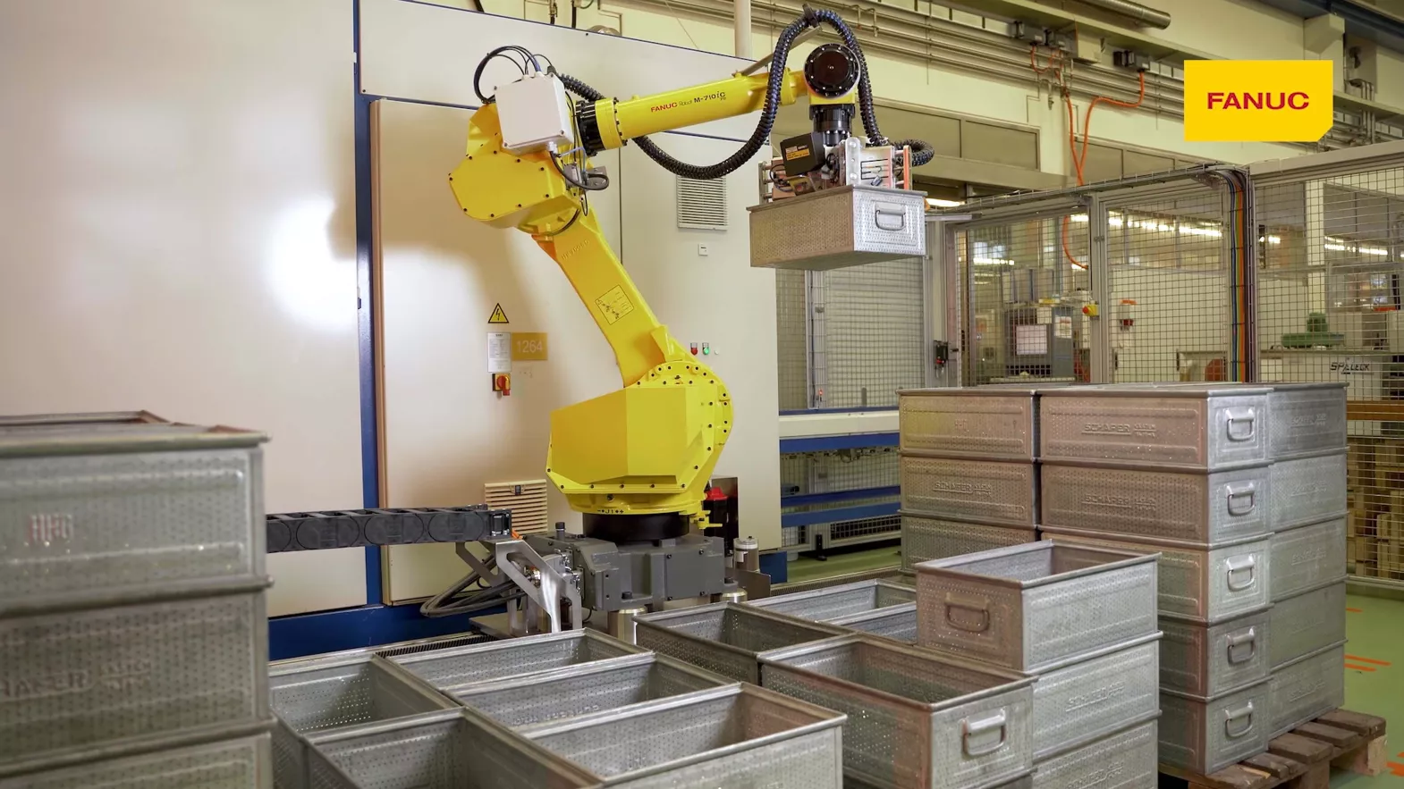 Haenggi robot and box.jpg Haenggi robot and box.jpg